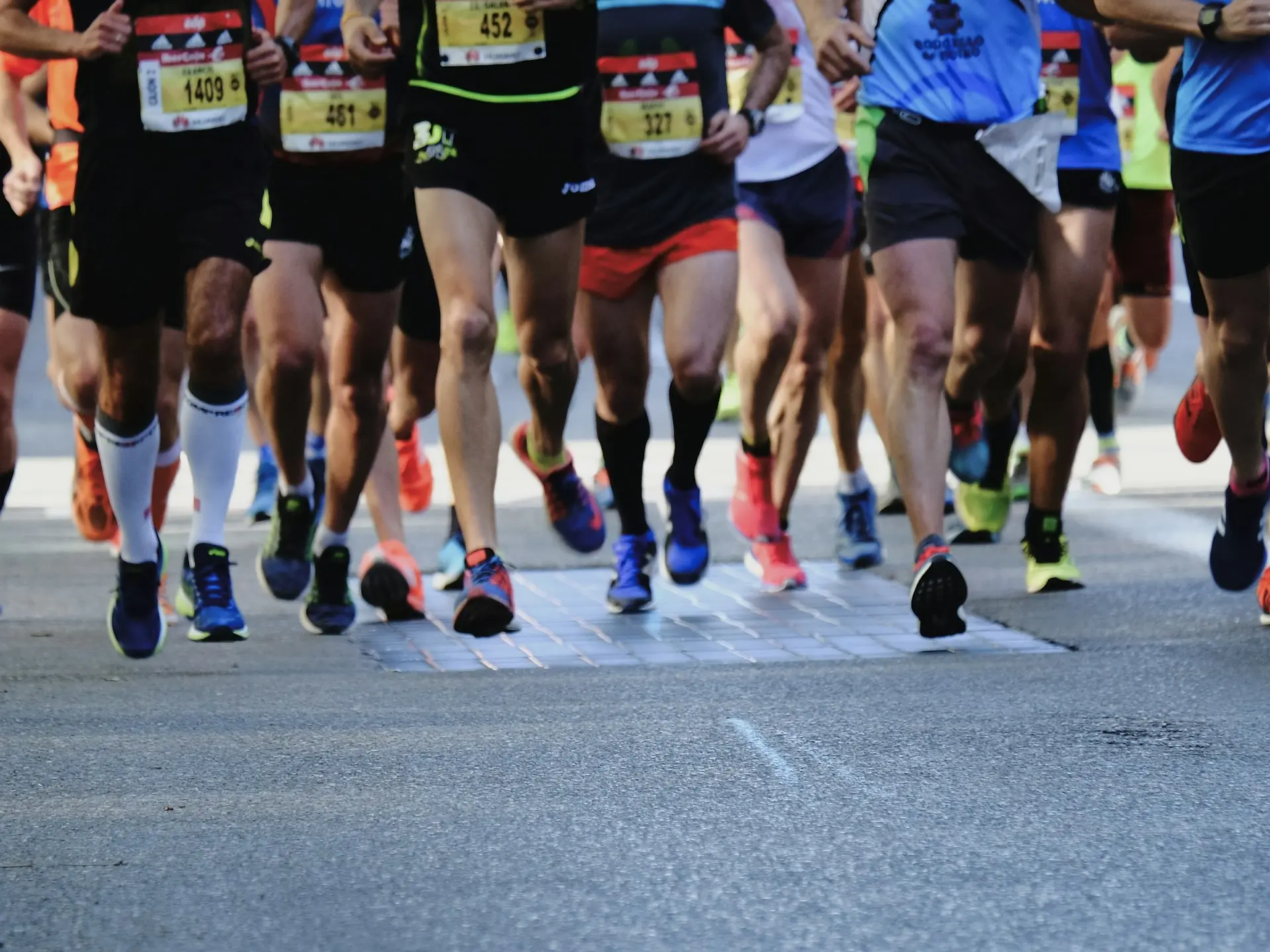A field of runners on an open road.